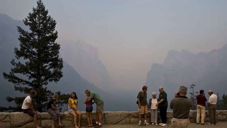 Arkistokuva näköalatasanteesta Yosemiten kansallispuistosta Yhdysvalloissa Kaliforniassa.