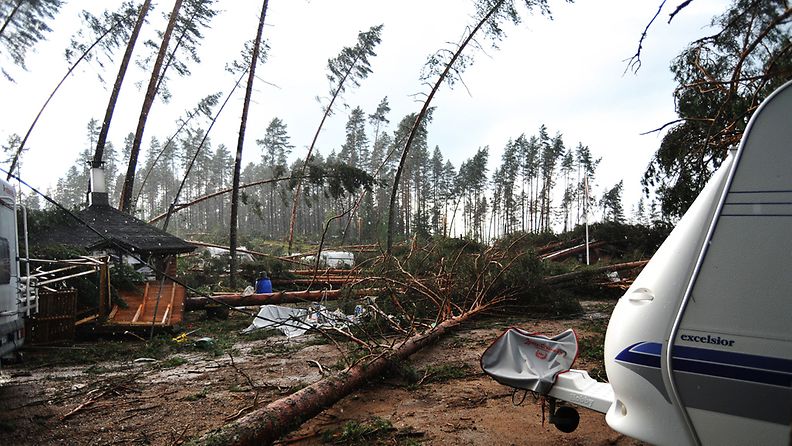 Trombin aiheuttamia tuhoja Caravan-alueella Hietasaaren leirintäalueella Uuraisilla 4. elokuuta 2010. 