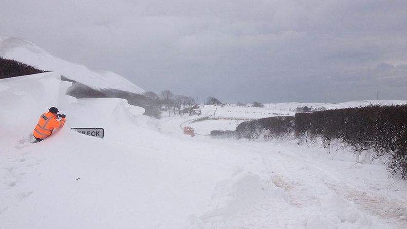 Britanniassa rankat lumisateet sulkivat noin 1000 koulua ja sotkivat pahoin lentoliikennettä.