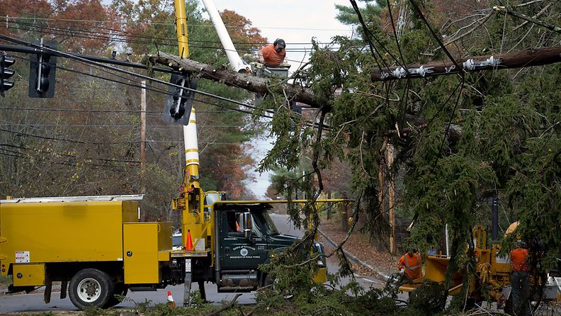 New Jerseyssä raivataan sähköjohtojen päälle kaatuneita puita.