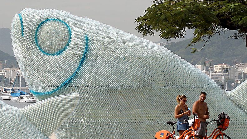 Jättimäinen, muovipulloista tehty kala on esillä Botafogon rannalla, Rio de Janeirossa, Brasiliassa. (Kuva: EPA)