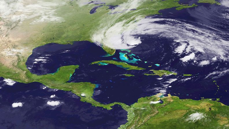 Sunnuntaina 27. lokakuuta julkaistu satelliittikuva näyttää Sandyn lähestyvän Yhdysvaltoja Floridan osavaltion itäpuolelta.