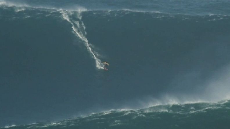Garret McNamara surffaa valtavalla aallolla Portugalissa 9.11.2011.