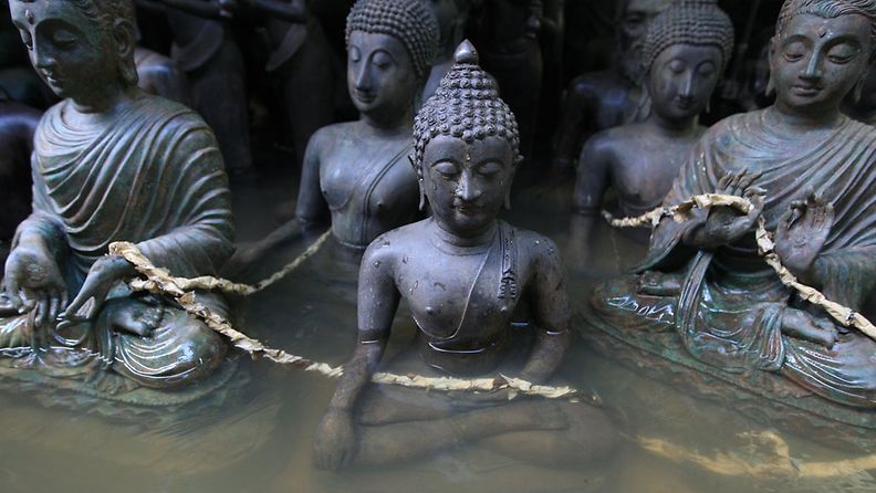 Buddha-patsaita veden peitossa Bangkokissa.