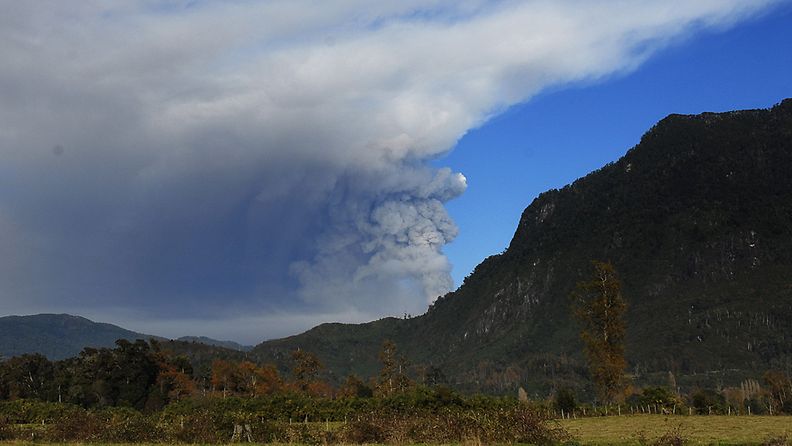 Chilessä purkautuva Puyehue-tulivuori on aiheuttanut lentojen peruuntumisia Etelä-Amerikassa.