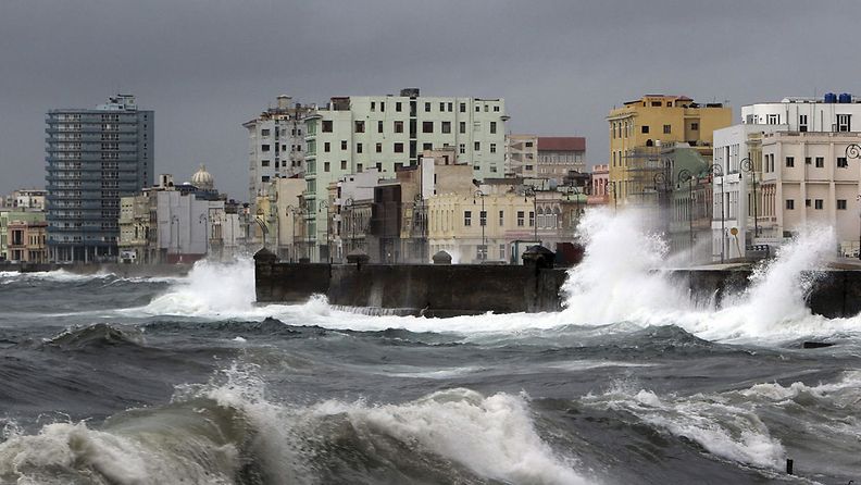 Isaac-myrsky osui muun muassa Kuubaan. Kuvassa myrskyn jälkeisiä aaltoja Havannasta. 