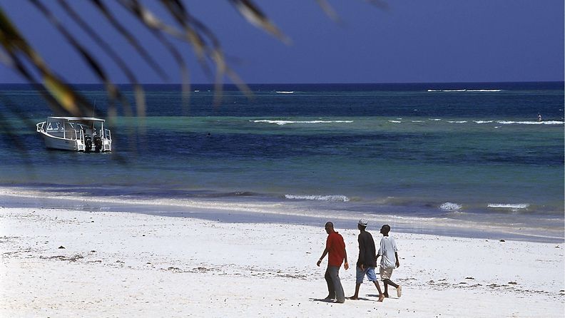 Tallenna  IMA 1997 KENIA - Ihmisiä kävelemässä rannalla. / People walking on the beach in Kenya. 