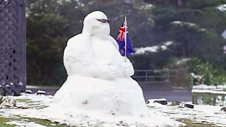 Lumiukko sai käteensä Uuden-Seelannin lipun pääkaupungissa Wellingtonissa.  