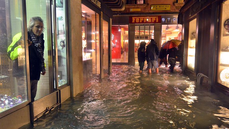 Venetsian turistiputiikit ovat kärsineet pahoja tuhoja tulvien vuoksi.