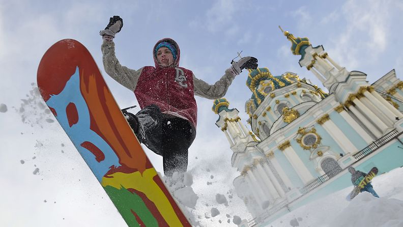 Kiovassa lumesta osattiin ottaa myös ilo irti.