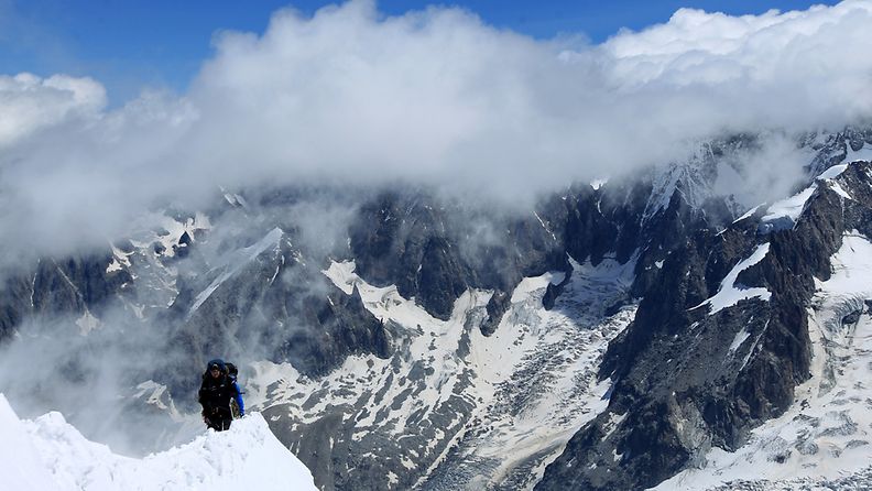 Kiipeilijä Mont Blanc-vuorella heinäkuussa 2012.