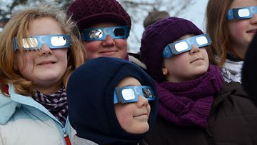 Saksalaislapset katselivat auringonpimennystä oikeaoppisesti varustautuneina Saksan Kasselissa 4.1.2011. Kuva: EPA