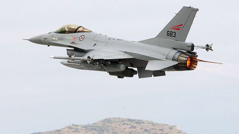 Norjalainen F-16-hävittäjä lähti Kreikan Kreetalta kohti Libyaa 4.4.2011.