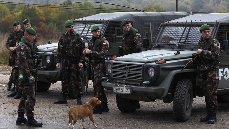 Kfor-joukot tiesululla Kosovossa 24.11.2011 (EPA)