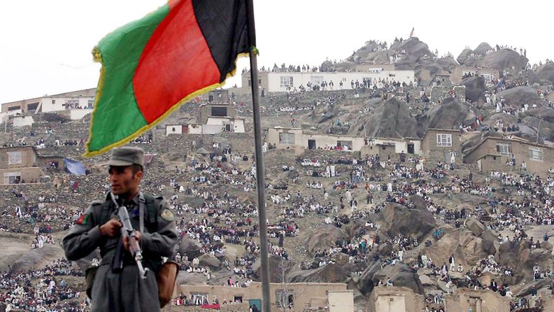Afgaanipoliisi seisoo vartiossa Kabulissa.
