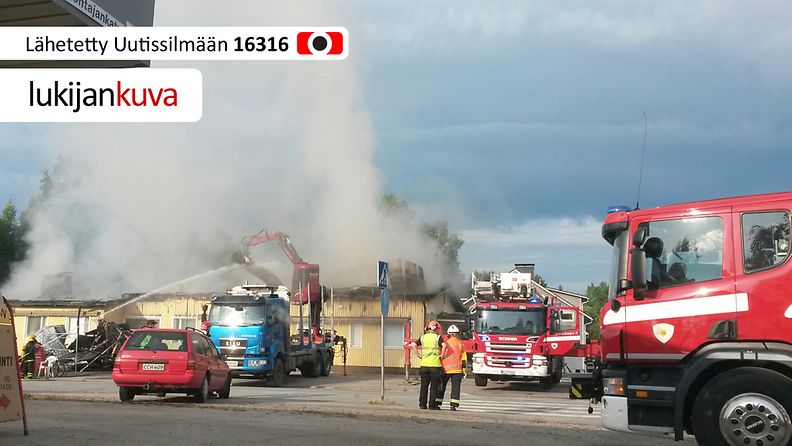 Tulipalosta leviää runsaasti savua. Kuva: Risto Heikkinen