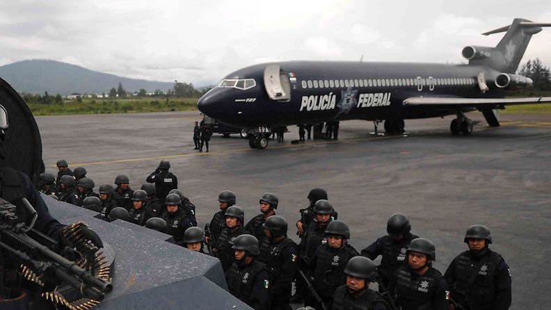 Meksikolaisia poliiseja siirtymässä huumekartellien hallitsemille alueille.