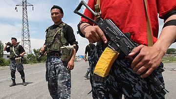 Turvallisuusjoukkojen miehet partioivat Oshin kaupungissa 15.6.2010. Kuva: Epa