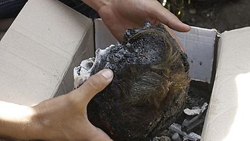 Irtileikattu ja poltettu ihmisen pää, joka on löytynyt kirgisian levottomuuksien jäljiltä Suzakissa Jelal-Abadissa. Kuva: Epa