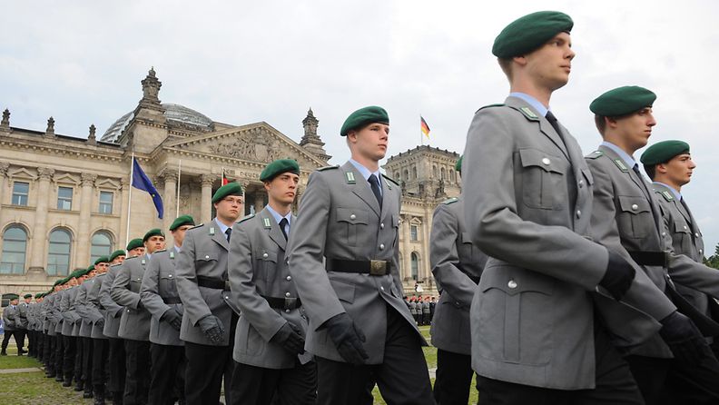 Saksalaissotilaat marssivat Saksan valtiopäivätalon edessä Berliinissä heinäkuussa 2011.