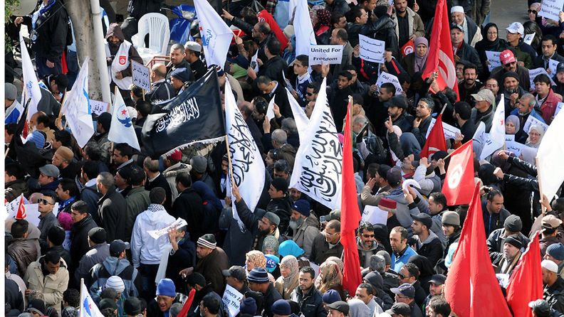 Tunisiaa hallitsevien islamistien kannattajat osoittivat lauantaina Tunisissa tukeaan maan johdolle.