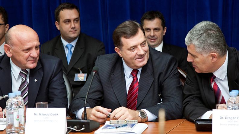 Muslimipuolue SDA:n johtaja Sulejman Tihic (vas.), Kroatian demokraattisen puolueen puheenjohtaja Dragan Covic (R) ja Bosnian serbijohtaja Milorad Dodikin (kesk.) kokouksessa Ruotsin ulkoministeri Carl Bildtin kanssa 20. lokakuuta 2008.