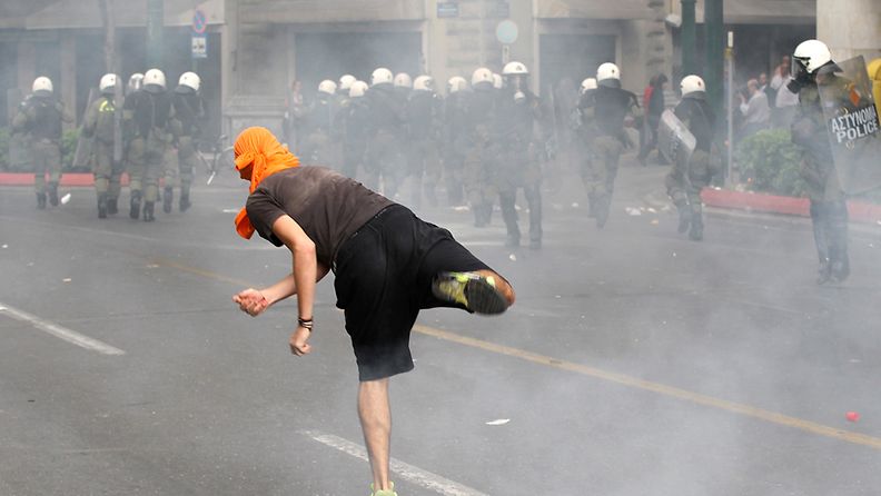 Ateenassa Saksan liittokansleria Angela Merkeliä vastustavat mielenosoitukset ovat muuttuneet väkivaltaisiksi.9.10.2012.