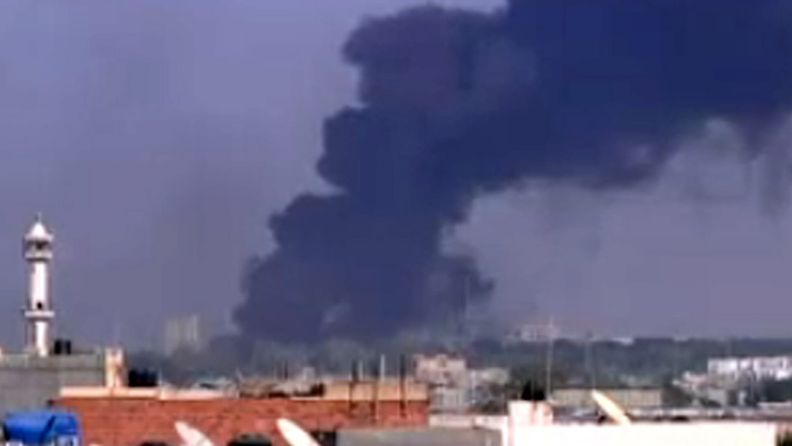 Libyan kapinalliset ovat edenneet Gaddafin tukikohtaan. Aiemmin päivällä taistelun keskiössä olleesta päämajasta nähtiin nousevan savua.