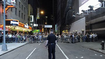 Times Square evakuoitiin pommiuhan vuoksi. (Lehtikuva)