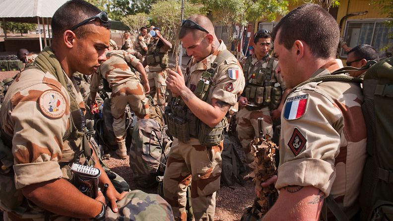 Ranskalaisia sotilaita Malissa tarkistamassa varusteitaan 13.1.2013