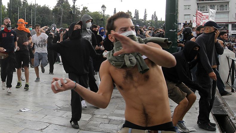 Ateenassa Saksan liittokansleria Angela Merkeliä vastustavat mielenosoitukset ovat muuttuneet väkivaltaisiksi.9.10.2012.