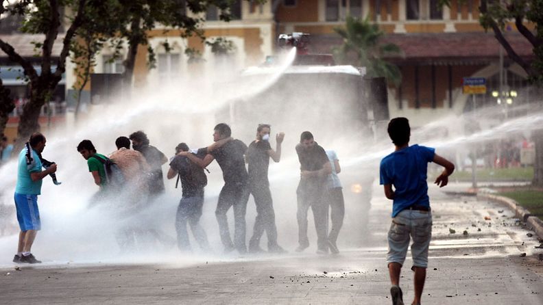 Turkin poliisi ampui mielenosoittajia vesitykillä Ankarassa 2.6.2013