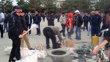 Kyrgyz opposition supporters preparing Molotov cocktails before clashes with police in Talas, Kyrgyzstan 06 April 2010 (EPA)