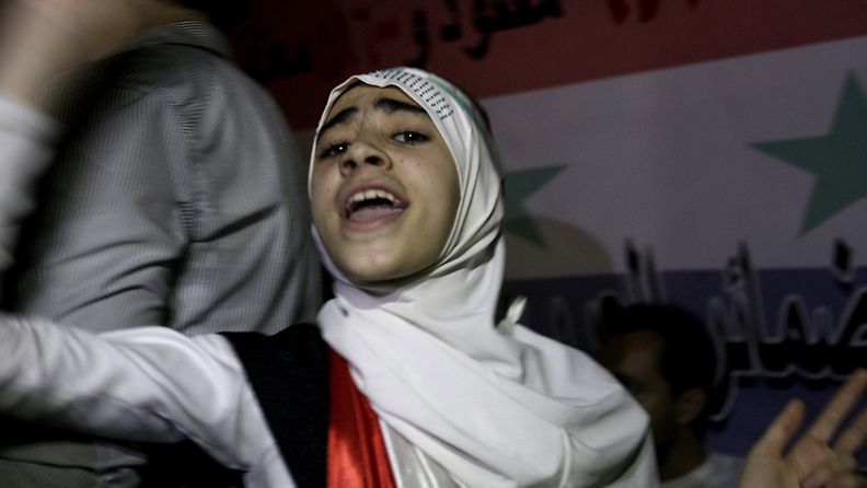 Egyptissä asuva syyrialaisnainen huutaa iskulauseita Kairossa arabiliiton ulkoministerikokouksen yhteydessä vuonna 2011.