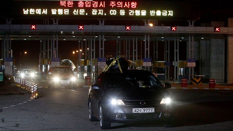 Eteläkorealaiset työntekijät lähtivät Kaesongista 29.4.2013.