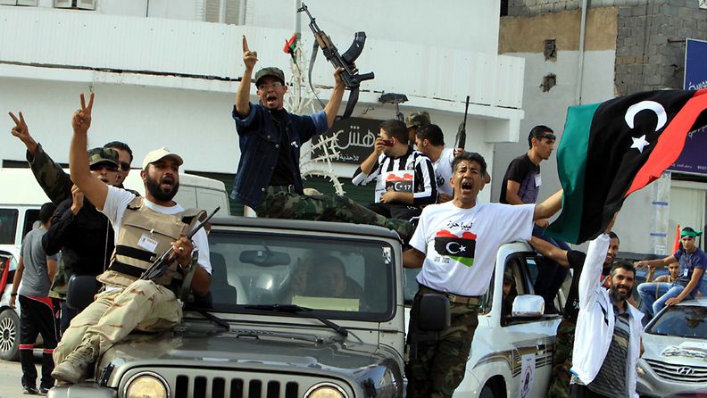 Väliaikaishallinnon joukot juhlivat Sirtessä 20. lokakuuta Gaddafin kuolemaa.
