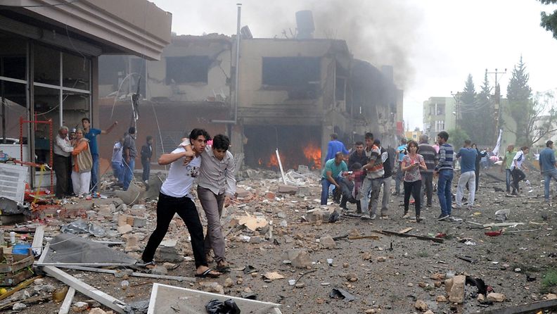 Ihmiset auttoivat Turkin pommi-iskun uhreja 11.5.2013.