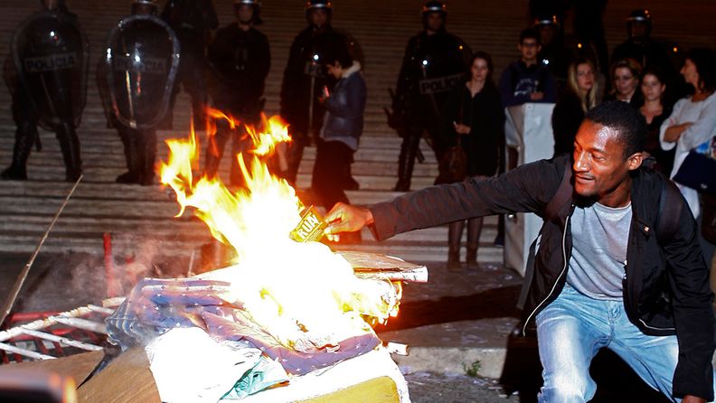 Mielenosoittajat sytyttivät rojua palamaan Portugalin parlamenttitalon edustalla. 