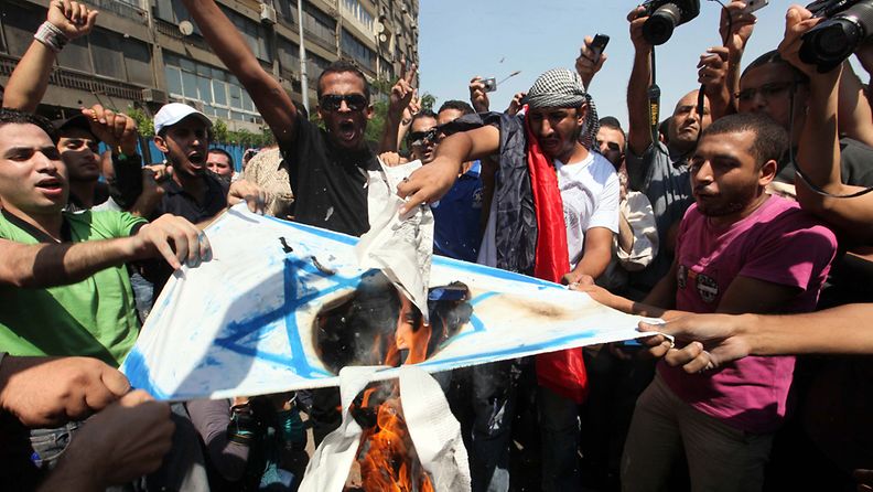 Egyptiläiset protestoivat Israelin-suurlähetystön edessä Kairossa 19.8.2011. Egyptin mukaan sen kolme rajavartijaa kuoli edellisenä päivänä Israelin tulituksessa. 