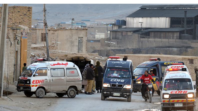 Ambulanssit saapuvat paikalle räjähdyksen jälkeen. Isku tapahtui Quettan kaupungin liepeillä.  