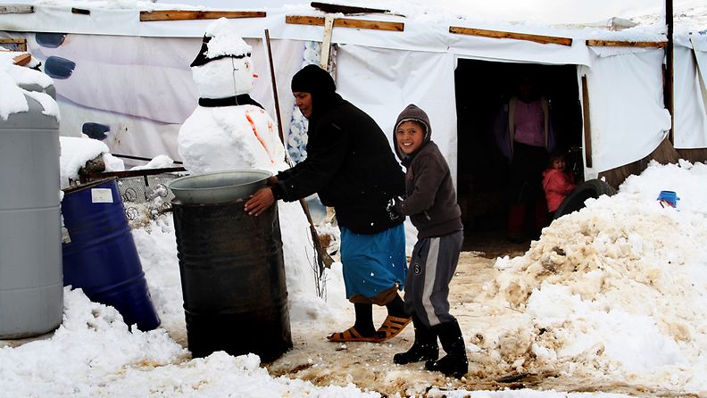 Lumimyrsky aiheutti laajoja tulvia syyrialaisten pakolaisleirissä itäisessä Libanonissa 10. tammikuuta. YK:n arvioiden mukaan syyrialaisia pakolaisia on Libanonissa 156 000.