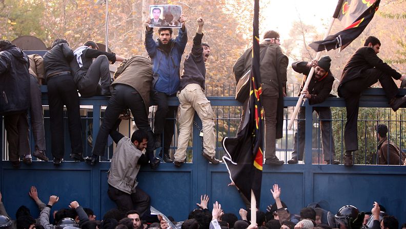 Mielenosoittajat hyökkäsivät Britannian suurlähetystöön Teheranissa 29. marraskuuta 2011.