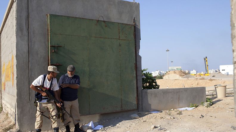 Kapinallissotureita Bab al-Aziziyahin linnoituksen lähistöllä Tripolissa. (EPA)