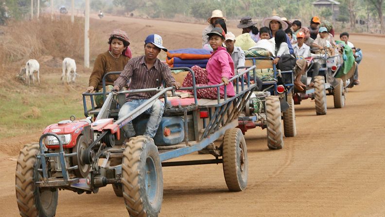 Kambodzhan kyläläiset pakenevat kylistään Kambodzhan ja Thaimaan rajalla. Kuva: EPA