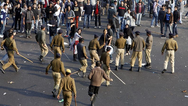Poliisi ja mielenosoittajat ottivat yhteen Delhissä, Intiassa, 22.12.2012