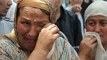 Nainen suree pakolaisleirillä Uzbekistanin rajalla. Kuva: Epa