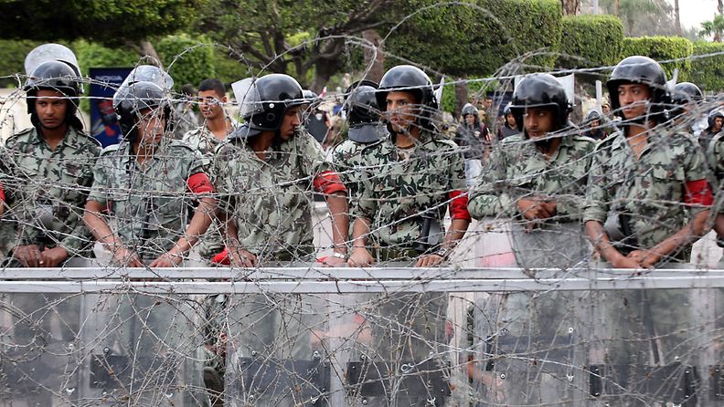 Sotilaat seisovat puolustusministeriön edessä.