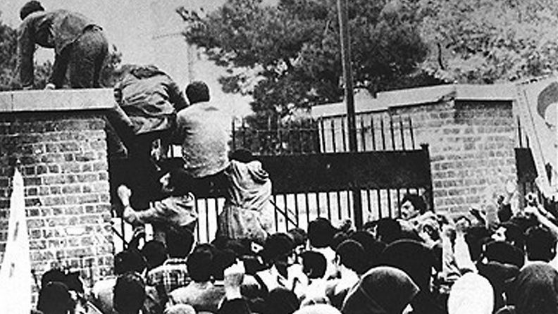 Ryhmä radikaaleja opiskelijoita hyökkäsi Yhdysvaltain Teheranin-suurlähetystöön aamulla 4. marraskuuta 1979. 