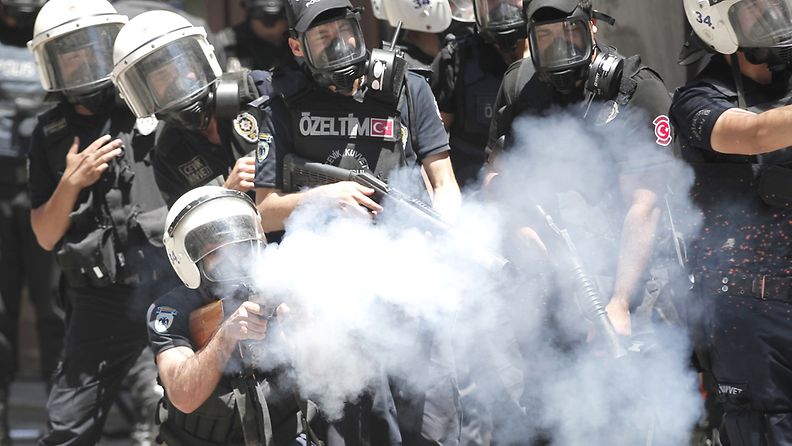 TUrkin mellakkapoliisit hajoittivat mielenosoituksia Istanbulissa 1.6.2013. 