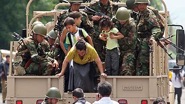 Sotilaat tuovat siviilejä Oshin kaupungin turvalliselle alueelle 15.6.2010. Kuva: Epa